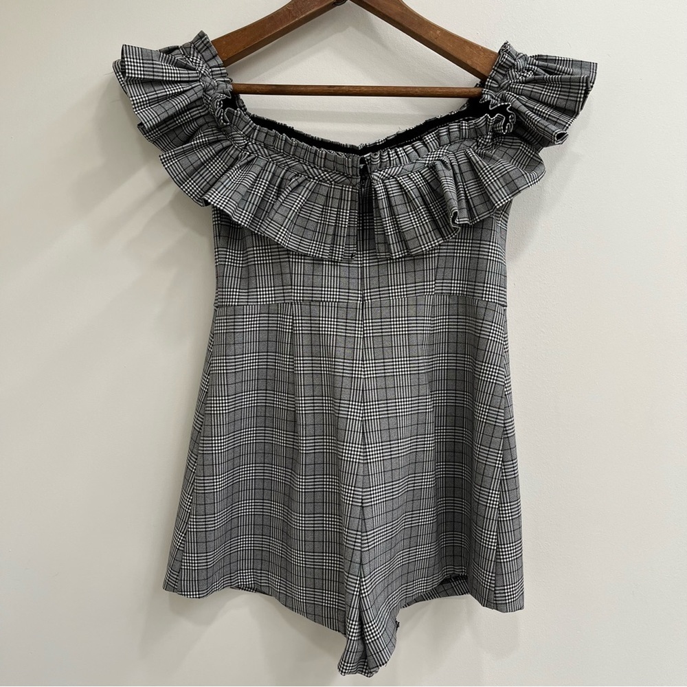 Urban Outfitters black white plaid off shoulder pleated ruffle romper 6 - Picture 4 of 13